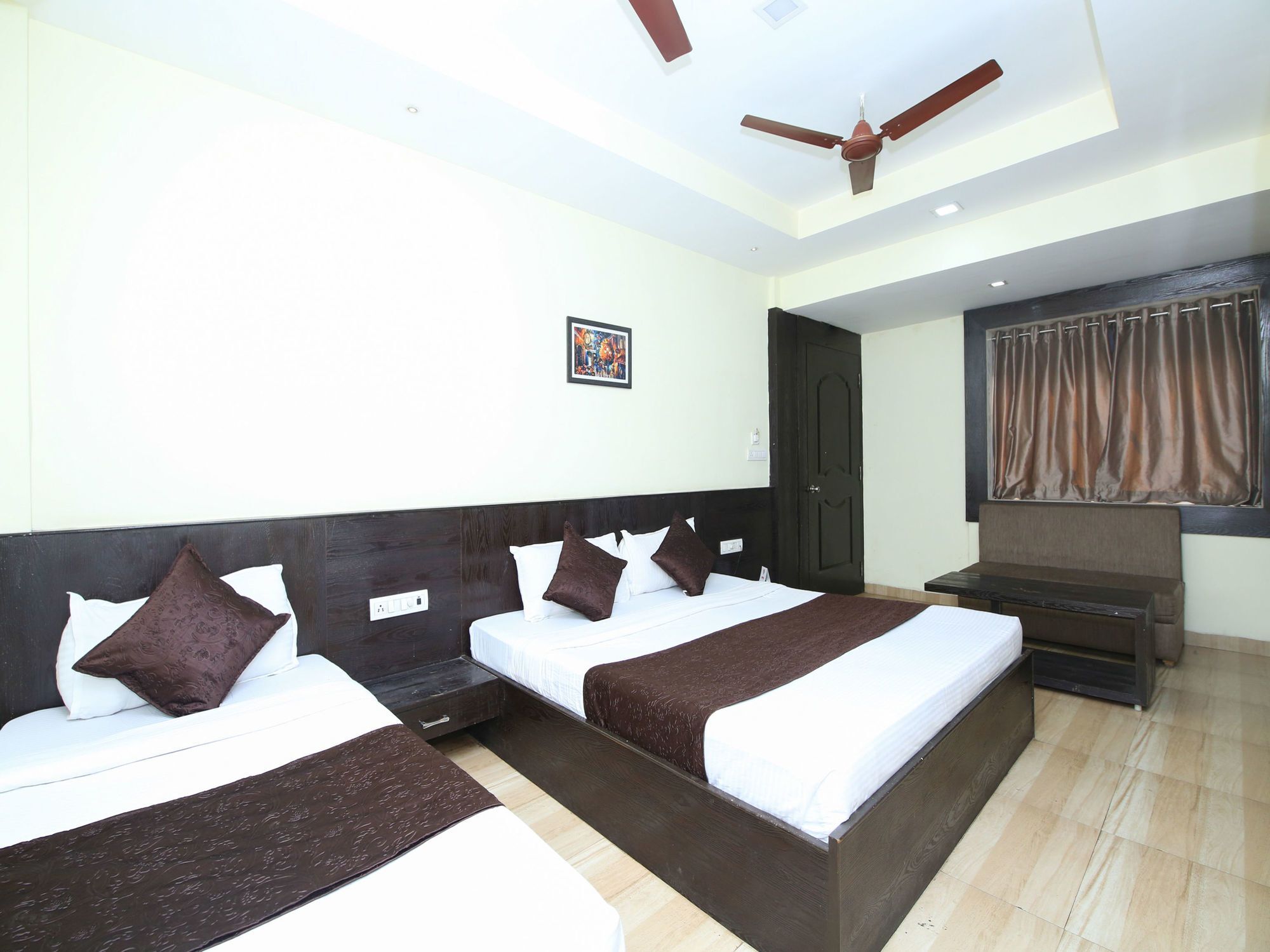 Oyo 2155 Hotel Wardhman Jabalpur Exterior foto